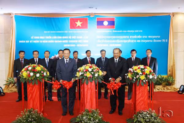 Triển lãm ảnh quan hệ Việt Nam - Lào ở Thủ đô Viêng Chăn