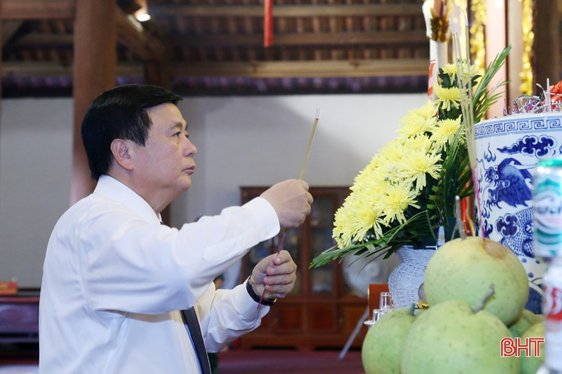 Chủ tịch Hội đồng lý luận trung ương Nguyễn Xuân Thắng dâng hương tri ân tại Đồng Lộc