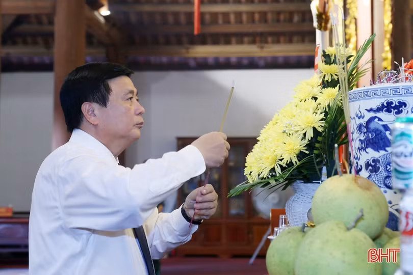 Chủ tịch Hội đồng lý luận trung ương Nguyễn Xuân Thắng dâng hương tri ân tại Đồng Lộc