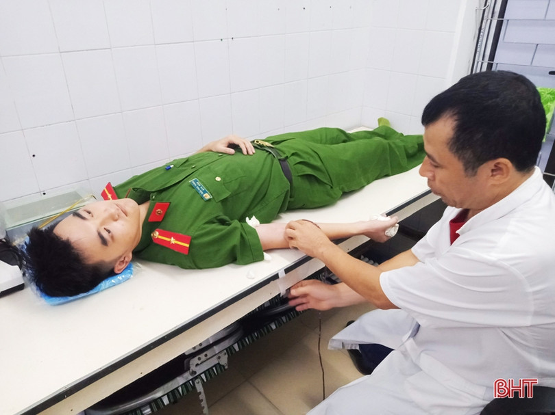 Thiếu úy Công an và Bí thư đoàn xã hiến máu cứu bệnh nhân trong đêm