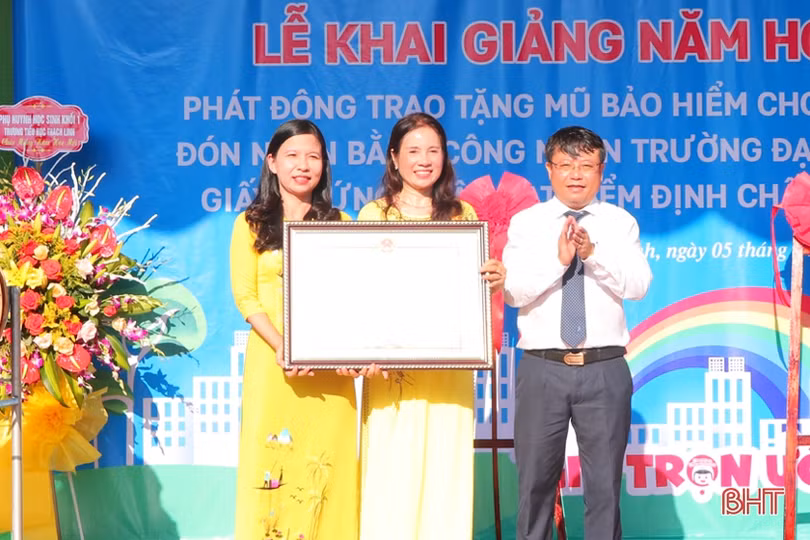 Lãnh đạo Hà Tĩnh chung vui lễ khai giảng năm học mới