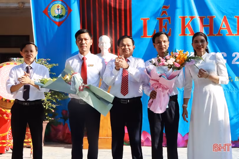 Lãnh đạo Hà Tĩnh chung vui lễ khai giảng năm học mới