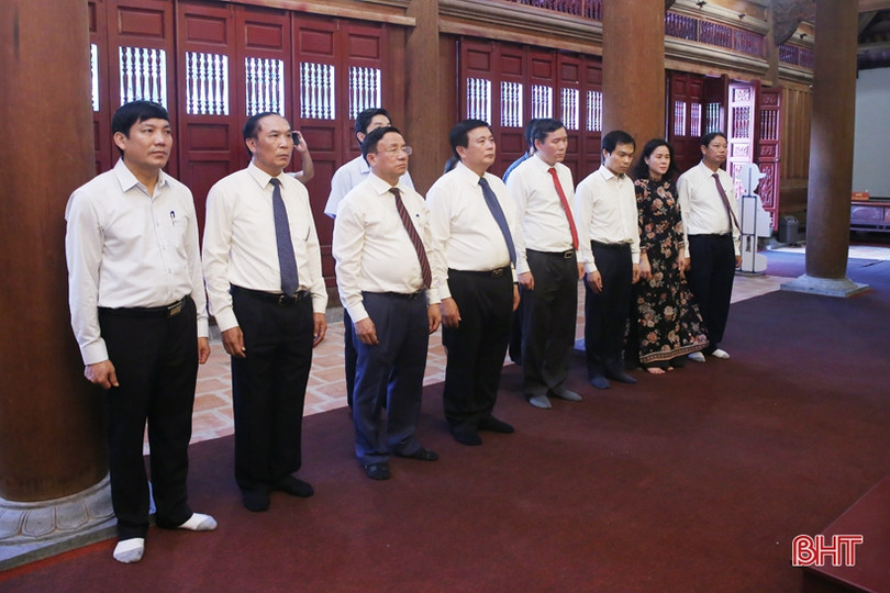 Chủ tịch Hội đồng lý luận trung ương Nguyễn Xuân Thắng dâng hương tri ân tại Đồng Lộc