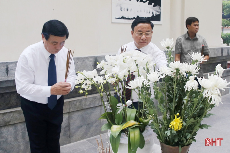 Chủ tịch Hội đồng lý luận trung ương Nguyễn Xuân Thắng dâng hương tri ân tại Đồng Lộc