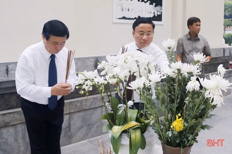 Chủ tịch Hội đồng lý luận trung ương Nguyễn Xuân Thắng dâng hương tri ân tại Đồng Lộc