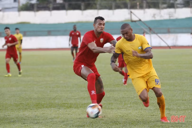 Ghi bàn phút 90, Xuân Mạnh cứu thua cho SLNA trước Hồng Lĩnh Hà Tĩnh