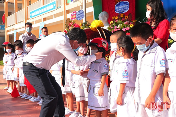 Trao tặng gần 23.000 mũ bảo hiểm cho học sinh lớp 1 đầu năm học mới