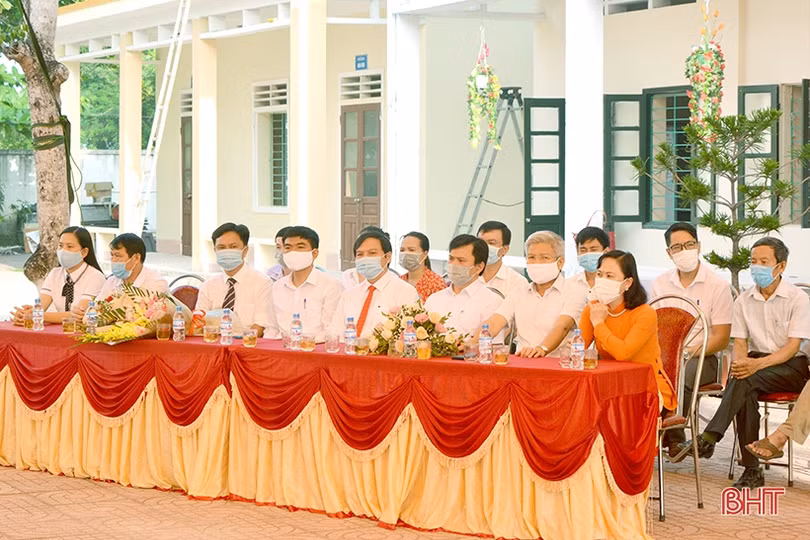 Lãnh đạo Hà Tĩnh chung vui lễ khai giảng năm học mới