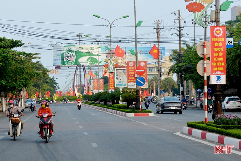 Cờ hoa rực rỡ đón Tết Độc lập ở thành phố Hà Tĩnh