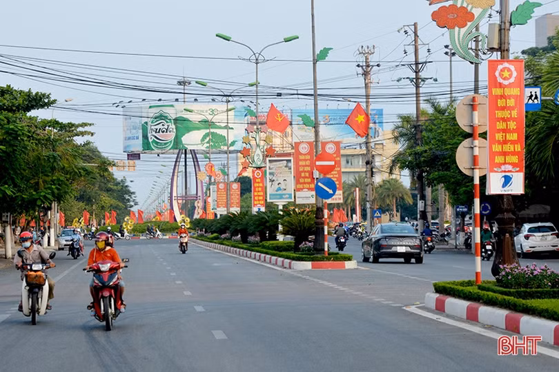 Cờ hoa rực rỡ đón Tết Độc lập ở thành phố Hà Tĩnh