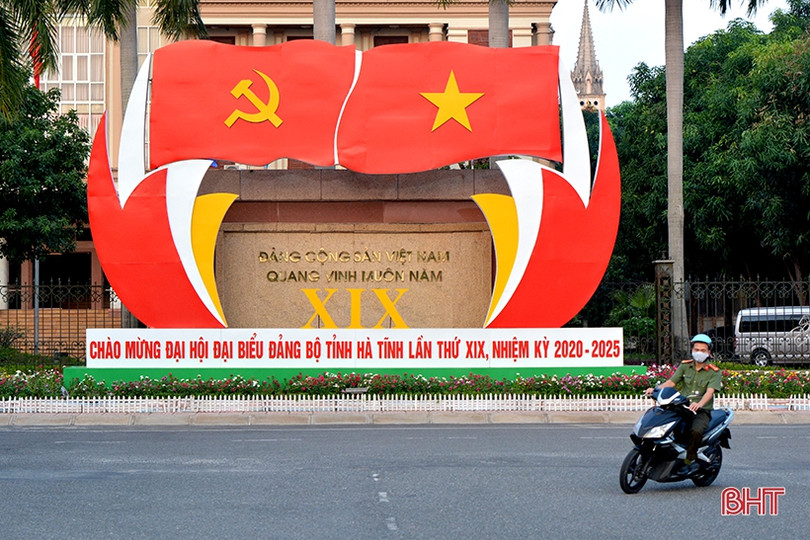 Cờ hoa rực rỡ đón Tết Độc lập ở thành phố Hà Tĩnh