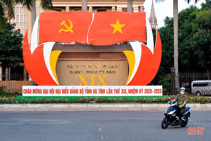 Cờ hoa rực rỡ đón Tết Độc lập ở thành phố Hà Tĩnh