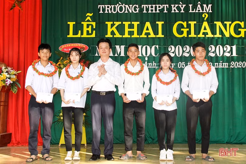 Lãnh đạo Hà Tĩnh chung vui lễ khai giảng năm học mới