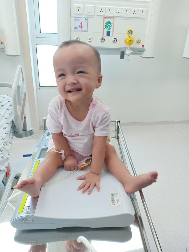 Hình ảnh ngộ nghĩnh của Trúc Nhi - Diệu Nhi khi bỏ nẹp chân, chơi chung giường