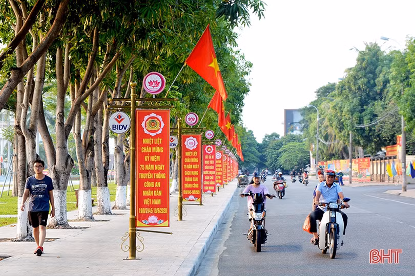 Cờ hoa rực rỡ đón Tết Độc lập ở thành phố Hà Tĩnh