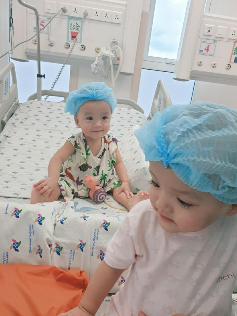 Hình ảnh ngộ nghĩnh của Trúc Nhi - Diệu Nhi khi bỏ nẹp chân, chơi chung giường