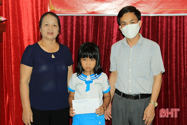 Trao học bổng và quà hỗ trợ 89 giáo viên, HSSV nghèo vượt khó ở Nghi Xuân