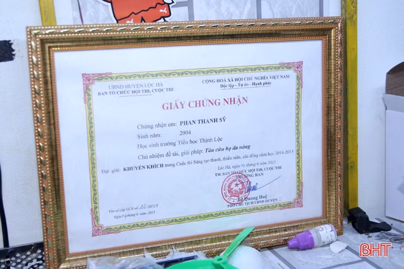 Học sinh trường làng ở Hà Tĩnh sáng chế máy bay mô hình điều khiển từ xa