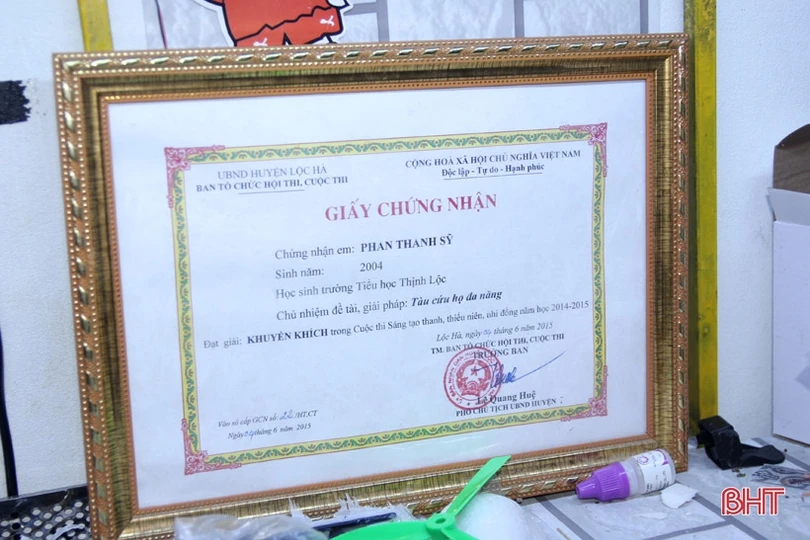 Học sinh trường làng ở Hà Tĩnh sáng chế máy bay mô hình điều khiển từ xa