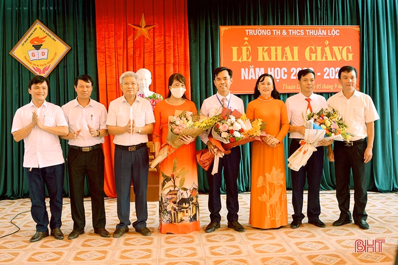 Lãnh đạo Hà Tĩnh chung vui lễ khai giảng năm học mới