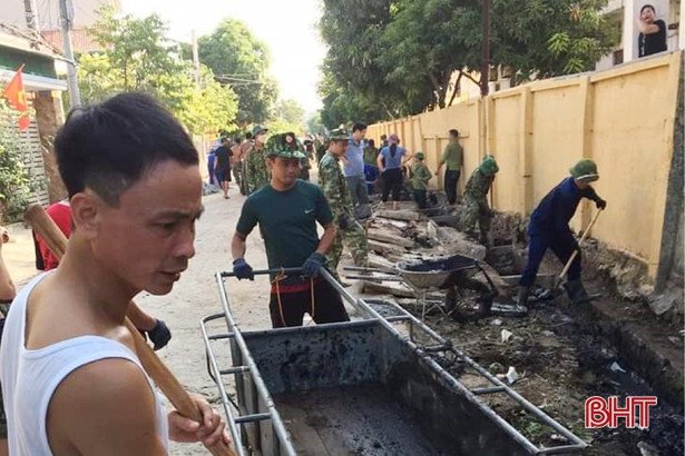 Gần 100 cán bộ, chiến sỹ bộ đội giúp phường Nguyễn Du chỉnh trang đô thị