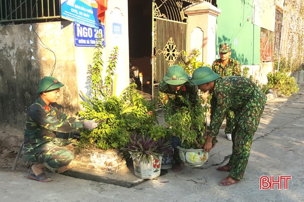 Gần 100 cán bộ, chiến sỹ bộ đội giúp phường Nguyễn Du chỉnh trang đô thị