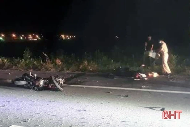 Nam thanh niên tử nạn sau khi lao xe máy vào cột điện bên đường 70 ở Lộc Hà