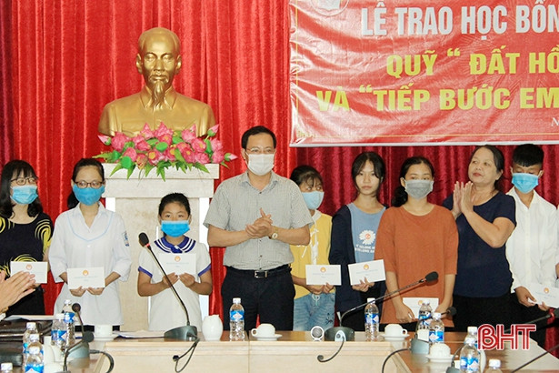 Quỹ Khuyến học, khuyến tài Nguyễn Du trao gần 1 tỷ đồng cho giáo viên, học sinh Hà Tĩnh ảnh 7 Quỹ Khuyến học, khuyến tài Nguyễn Du trao gần 1 tỷ đồng cho giáo viên, học sinh Hà Tĩnh