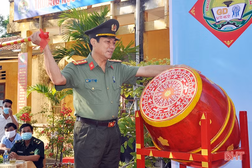 Lãnh đạo Hà Tĩnh chung vui lễ khai giảng năm học mới