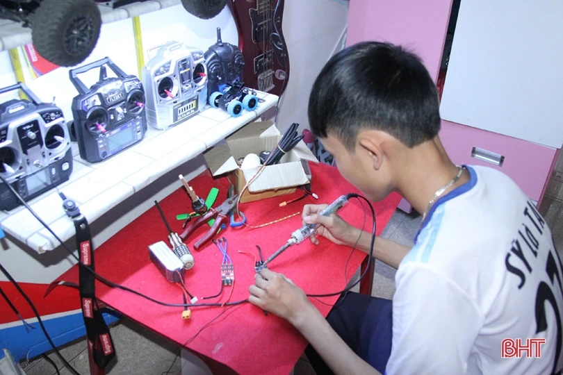 Học sinh trường làng ở Hà Tĩnh sáng chế máy bay mô hình điều khiển từ xa