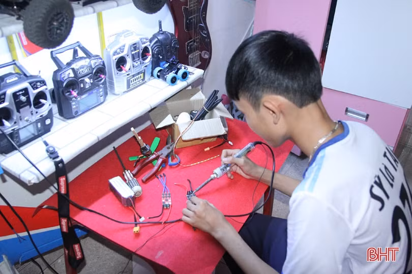 Học sinh trường làng ở Hà Tĩnh sáng chế máy bay mô hình điều khiển từ xa