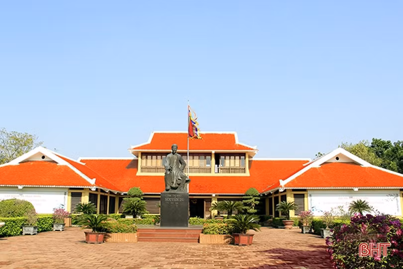 Giữ vững ngọn cờ độc lập và chủ nghĩa xã hội, đưa Hà Tĩnh phát triển nhanh, bền vững