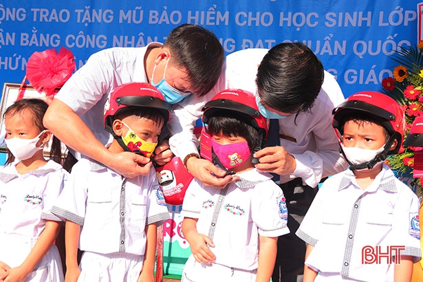 Trao tặng gần 23.000 mũ bảo hiểm cho học sinh lớp 1 đầu năm học mới