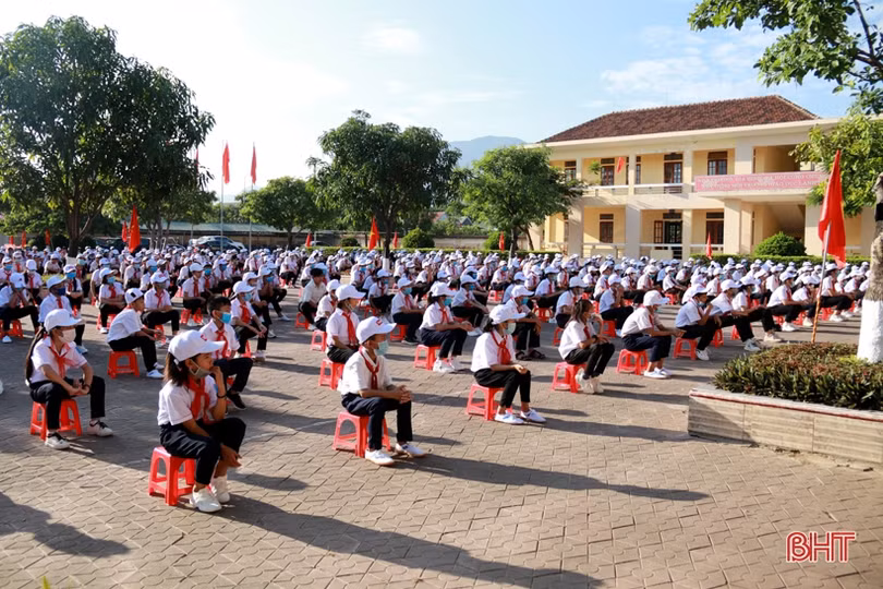 Lãnh đạo Hà Tĩnh chung vui lễ khai giảng năm học mới
