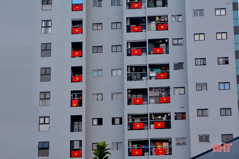 Cờ hoa rực rỡ đón Tết Độc lập ở thành phố Hà Tĩnh