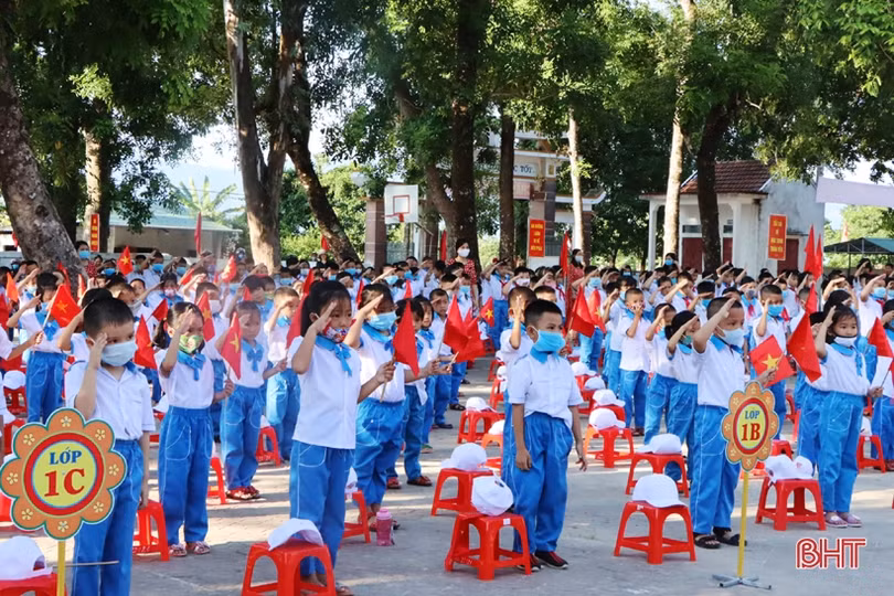 Lãnh đạo Hà Tĩnh chung vui lễ khai giảng năm học mới