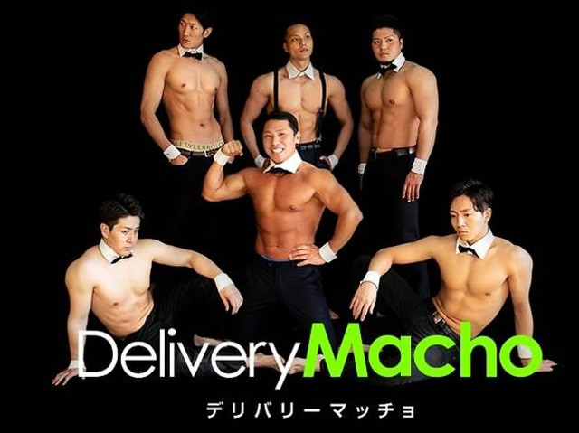 Nhà hàng thuê dàn trai “6 múi” cơ bắp vạm vỡ để giao hàng