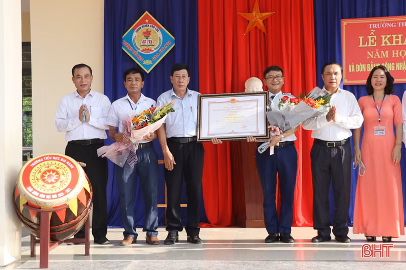 Lãnh đạo Hà Tĩnh chung vui lễ khai giảng năm học mới