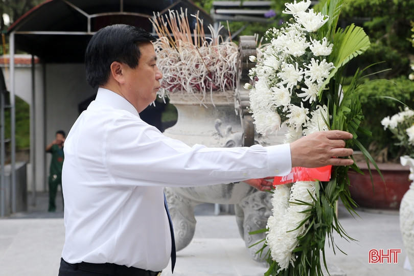 Chủ tịch Hội đồng lý luận trung ương Nguyễn Xuân Thắng dâng hương tri ân tại Đồng Lộc