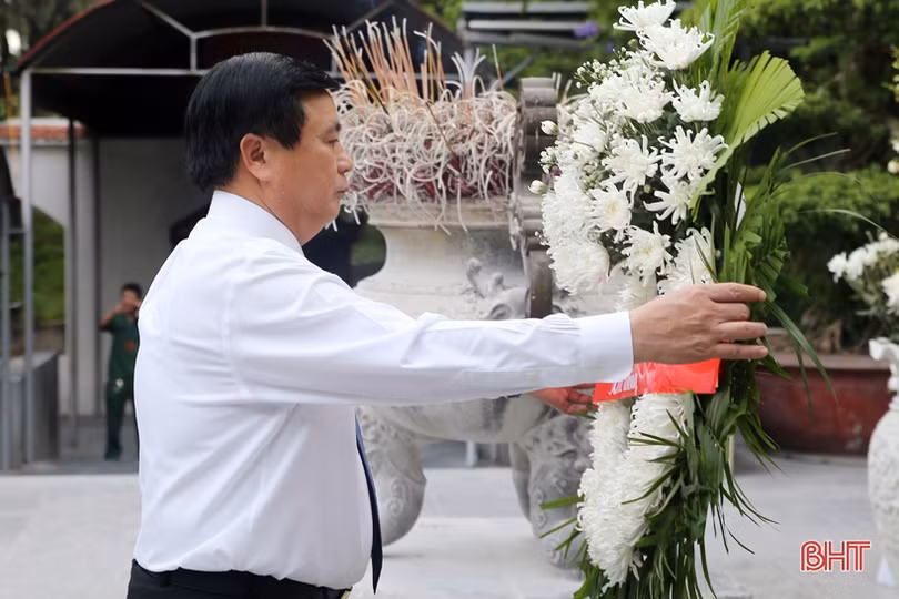 Chủ tịch Hội đồng lý luận trung ương Nguyễn Xuân Thắng dâng hương tri ân tại Đồng Lộc