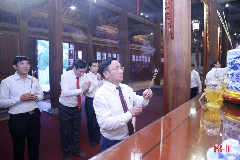 Chủ tịch Hội đồng lý luận trung ương Nguyễn Xuân Thắng dâng hương tri ân tại Đồng Lộc