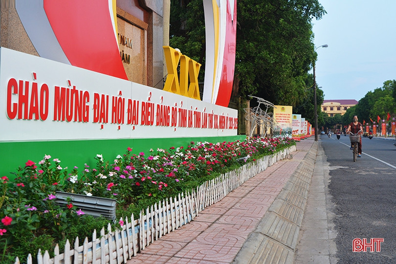 Cờ hoa rực rỡ đón Tết Độc lập ở thành phố Hà Tĩnh