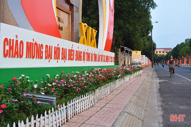 Cờ hoa rực rỡ đón Tết Độc lập ở thành phố Hà Tĩnh