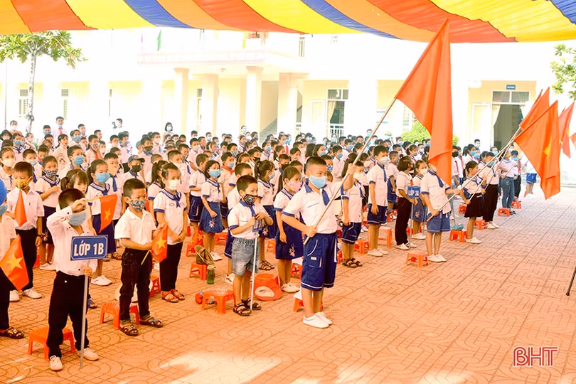 Lãnh đạo Hà Tĩnh chung vui lễ khai giảng năm học mới
