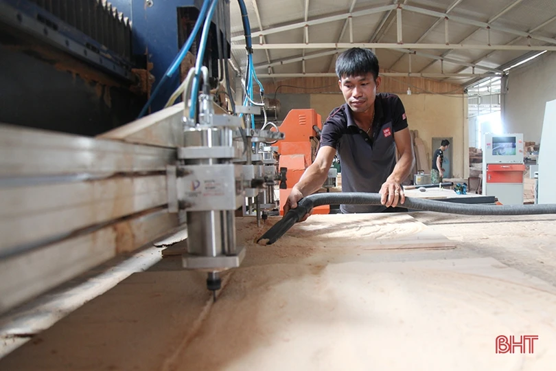 Từ chàng sinh viên lầm lỡ thành ông chủ xưởng nội thất gỗ lớn ở Hà Tĩnh