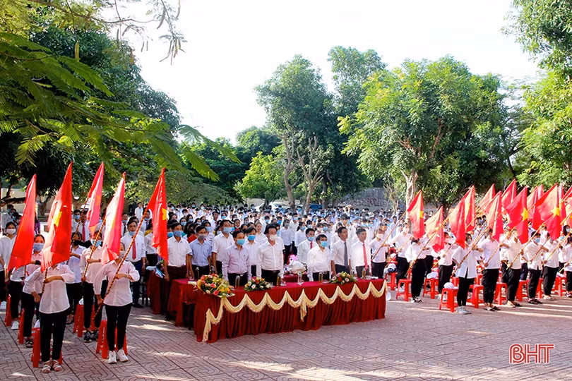 Lãnh đạo Hà Tĩnh chung vui lễ khai giảng năm học mới