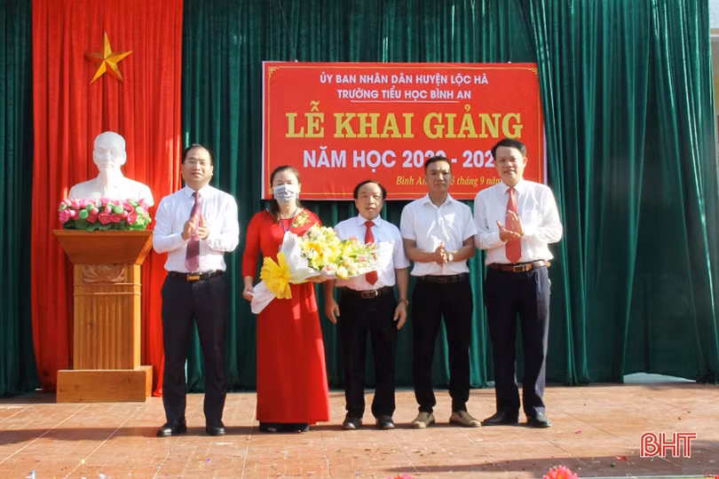 Lãnh đạo Hà Tĩnh chung vui lễ khai giảng năm học mới