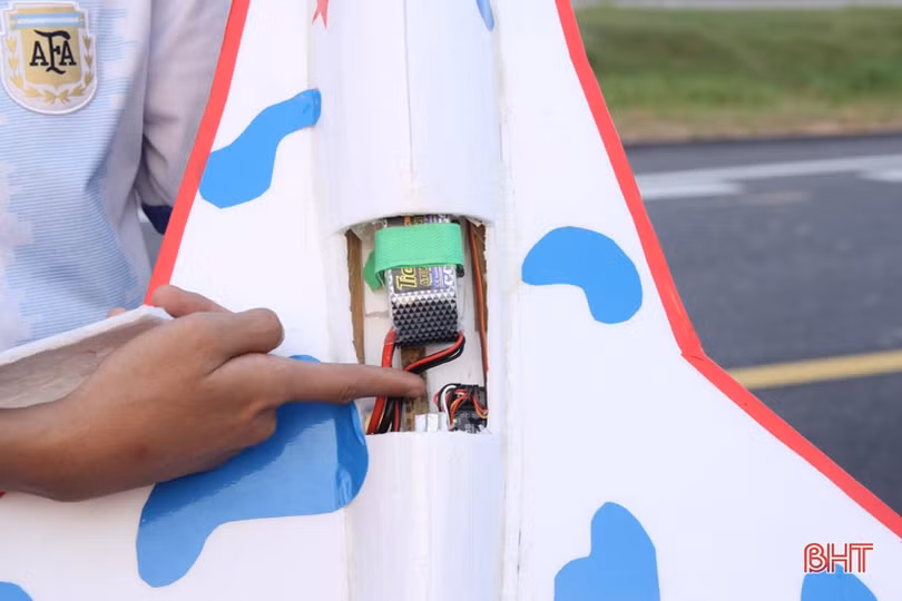 Học sinh trường làng ở Hà Tĩnh sáng chế máy bay mô hình điều khiển từ xa