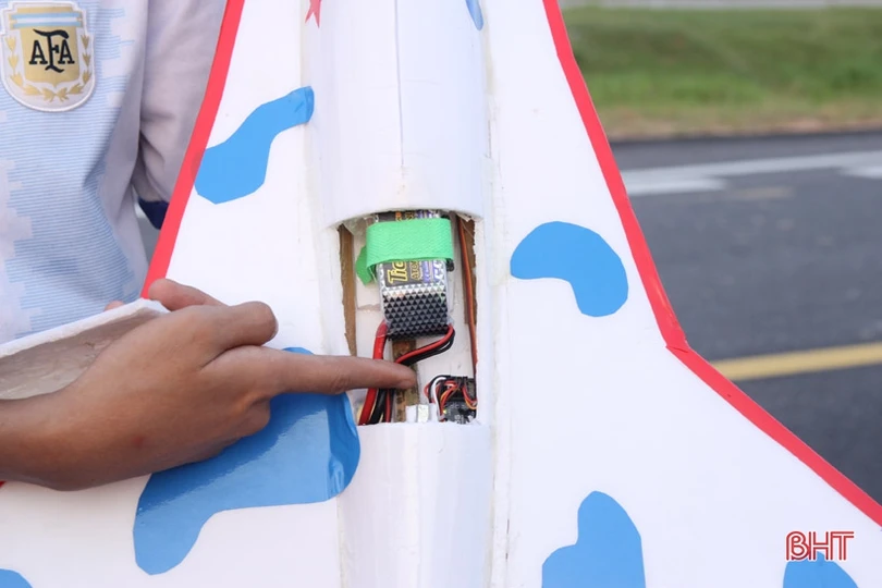 Học sinh trường làng ở Hà Tĩnh sáng chế máy bay mô hình điều khiển từ xa