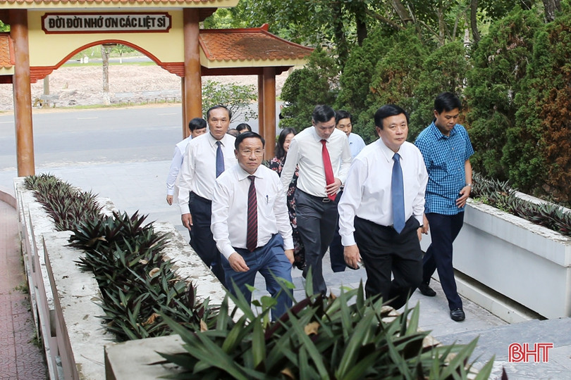 Chủ tịch Hội đồng lý luận trung ương Nguyễn Xuân Thắng dâng hương tri ân tại Đồng Lộc